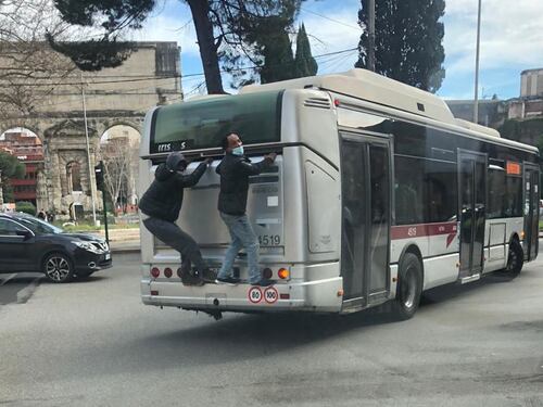 Viaggiano aggrappati all'autobus, scene da favela in centro a Roma