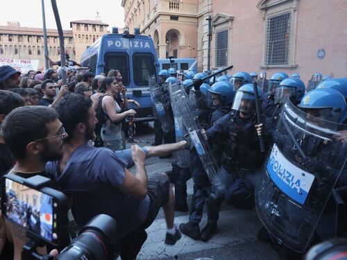 Bologna, la piazza di Lepore finisce tra bombe carte e lacrimogeni