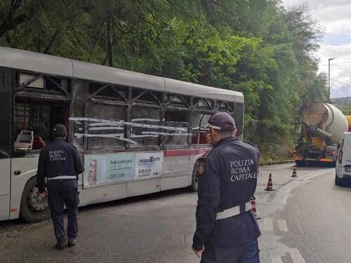 Incidente tra autobus e tir, paura e traffico in tilt a via della Pisana