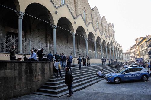 Firenze, un pezzo di capitello della basilica di Santa Croce si stacca e uccide un turista