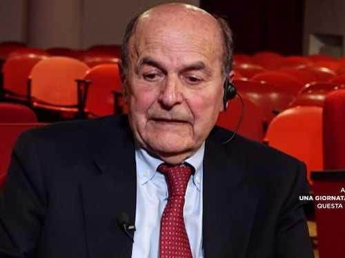 Otto e mezzo, il sarcasmo di Bersani: "Pettinavo le bambole". Con chi ce l'ha