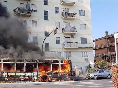 Così è andato a fuoco il bus a Ciampino