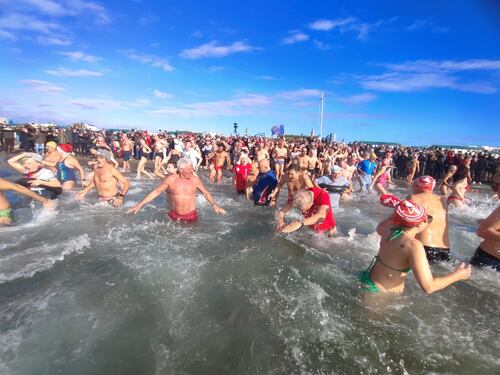 Ostia, il mare saluta il 2026: in trecento per il tradizionale bagno di Capodanno