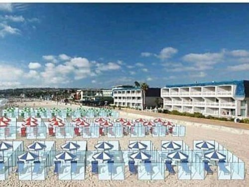 Box di plexiglass per ombrelloni e lettini. Questa estate andremo al mare così?