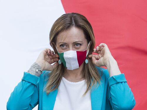 Piano Colao, vogliono tassare i contanti. Giorgia Meloni è una furia: a casa governo e tecnocrati