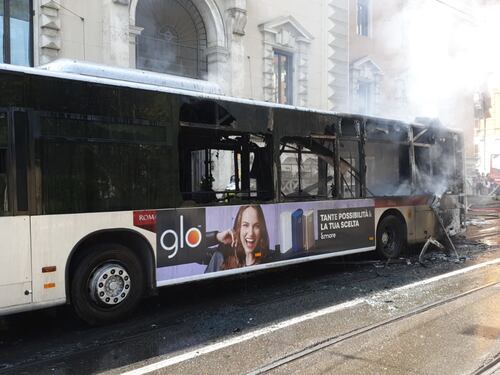Roma brucia ancora: ennesimo autobus a fuoco dell'era Raggi. Colonna di fumo e fiamme in Centro