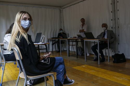 Scuola, tifosi ammassati e studenti imbavagliati. Rivolta dei presidi contro la mascherina all'esame di maturità