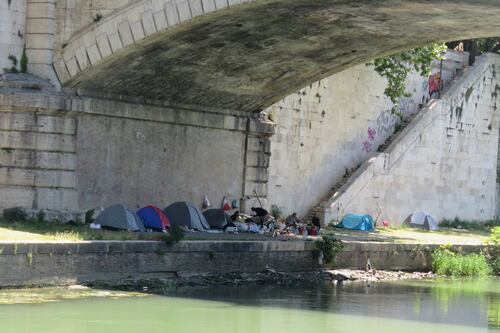 Degrado a Roma, la tendopoli torna sul Tevere