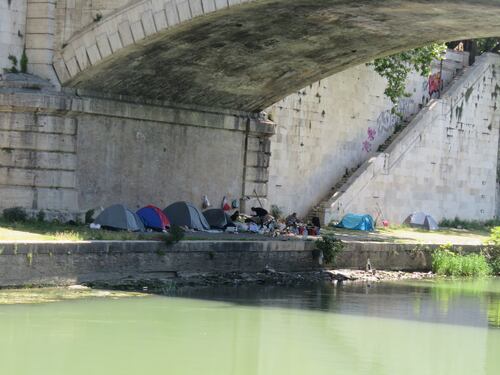 Degrado a Roma, la tendopoli torna sul Tevere