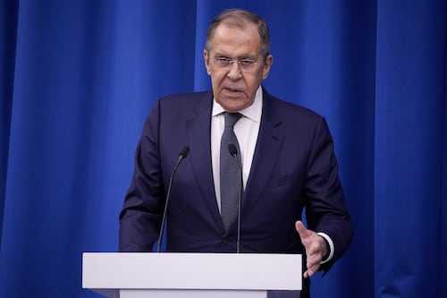 Ucraina, Lavrov annuncia il piano per bloccare la fornitura di armi a Kiev