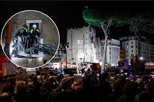 Crolla la Torre dei Conti: morto l'operaio estratto dopo 10 ore dalle macerie