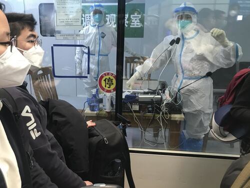 Cina, l'Ue apre le porta alle Covid: test in aeroporto ingiustificati. Così gela Schillaci