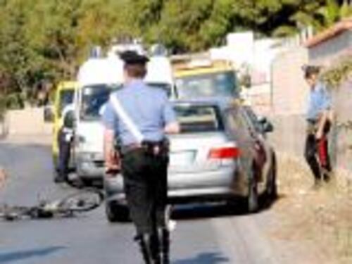 Travolti in bici su un rettilineo