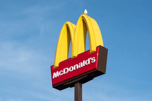 Roma, caos e rissa all’alba al McDonald’s di Corso Francia: due feriti