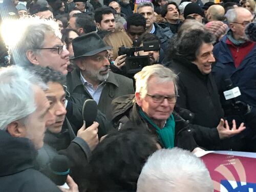 "Radical" e vip in piazza per chiedere lo sbarco dei profughi
