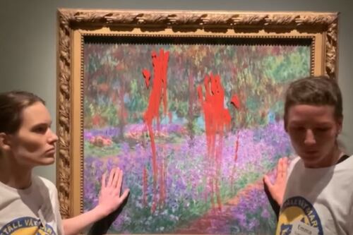 Stoccolma, ennesimo blitz: due attiviste gettano vernice rossa su un quadro di Monet