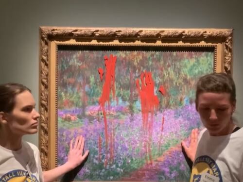 Stoccolma, ennesimo blitz: due attiviste gettano vernice rossa su un quadro di Monet