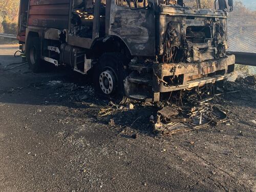 Maxi-incendio a Tivoli, ustionato un vigile del fuoco