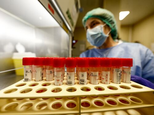 Astrazeneca, i poliziotti adesso hanno paura. Consap: "Sospendere la vaccinazione"