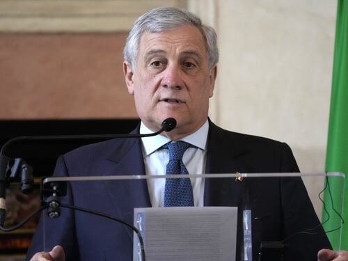 Antonio Tajani contro Macron: sbagliato non coinvolgere l'Italia