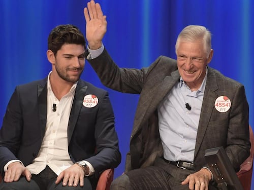 Papà Moser va da Costanzo con il figlio. E Cecilia e Ignazio diventano testimonial grazie all'armadio(gate)