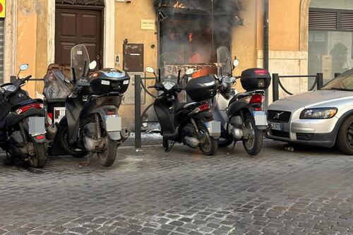 Roma, incendio nella pasticceria davanti al Senato: intossicato il proprietario
