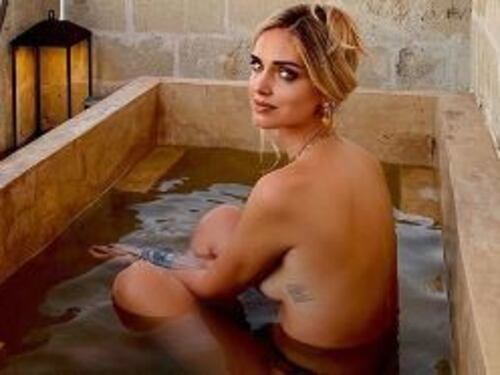 Chiara Ferragni nuda, così fa il bagno in Salento