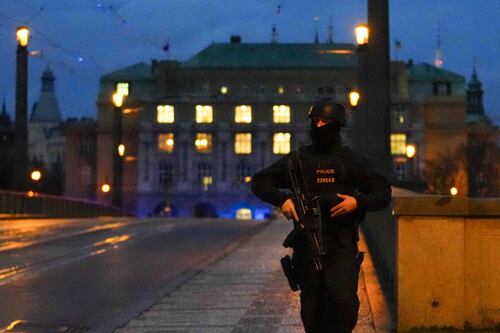 Praga, sparatoria all'università: morti e feriti. Ucciso il killer