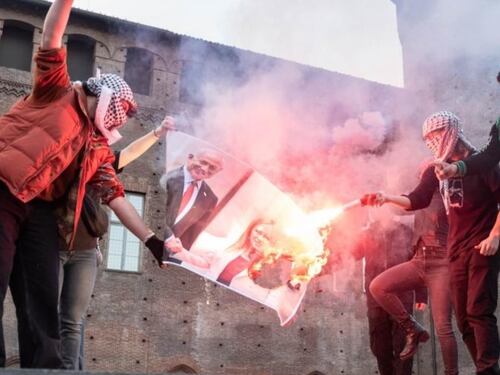 Giorgia Meloni nel mirino dei centri sociali: l'immagine bruciata in piazza