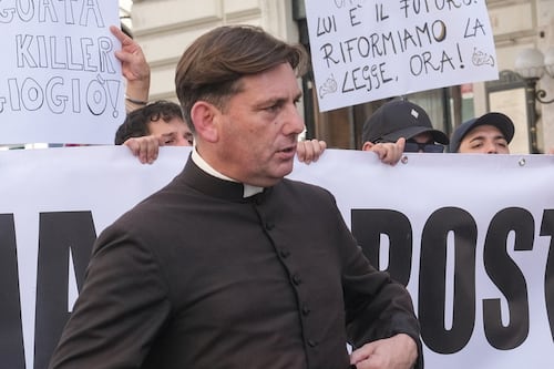 Don Coluccia, bottiglie contro il prete anti-spaccio: "Aggressione mafiosa"
