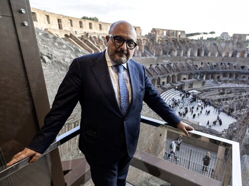 Turista scrive il nome della fidanzata sul Colosseo. Cosa dice il ministro Sangiuliano