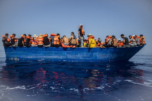 Lampedusa senza pace: sbarcano altri 70 migranti sul barcone, strutture al collasso