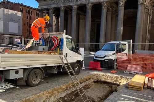 Dalla voragine al Pantheon torna alla luce il pavimento imperiale della piazza