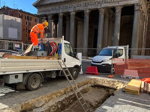 Dalla voragine al Pantheon torna alla luce il pavimento imperiale della piazza