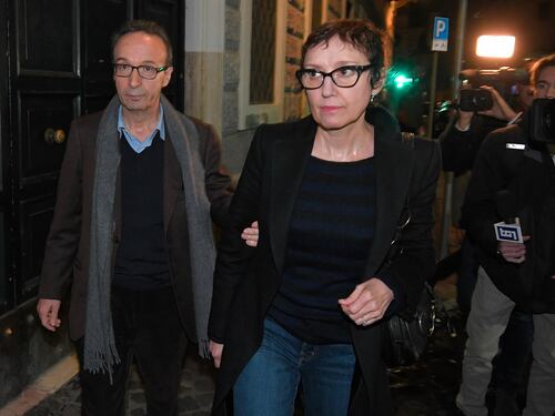 Vittorio Sgarbi svela la "truffa" di Roberto Benigni alla moglie