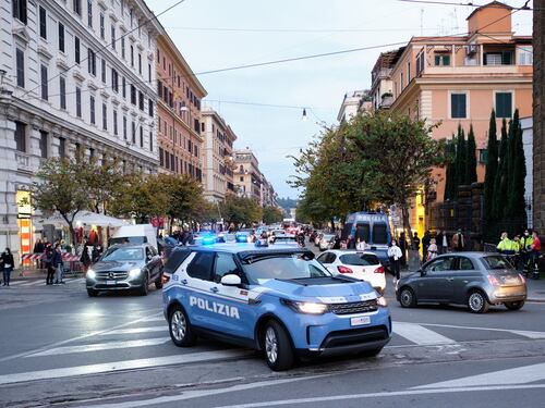 Polizia e divieti. Anche a Roma inizia il Natale da incubo