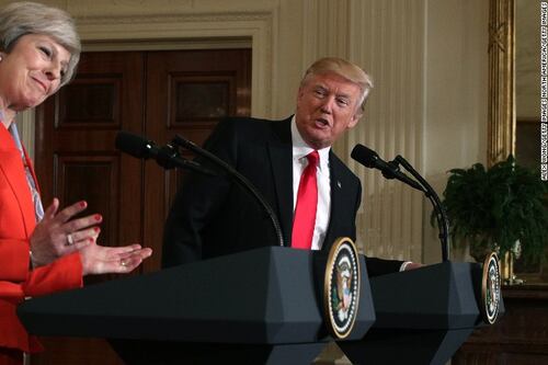 Blocco immigrazione Usa, Theresa May prende le distanze da Trump