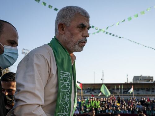 Sinwar a Gaza "in un tunnel con 22 scudi umani israeliani". La difesa del capo di Hamas