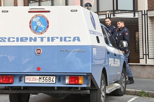 "Non ce la faccio più", bussano per lo sfratto e si lancia dal balcone