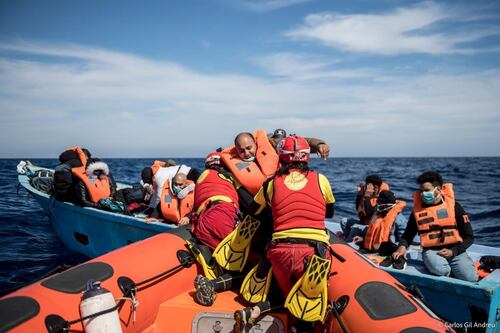 Un altro barcone di migranti soccorso da Open Arms: a bordo 15 bambini e 7 donne