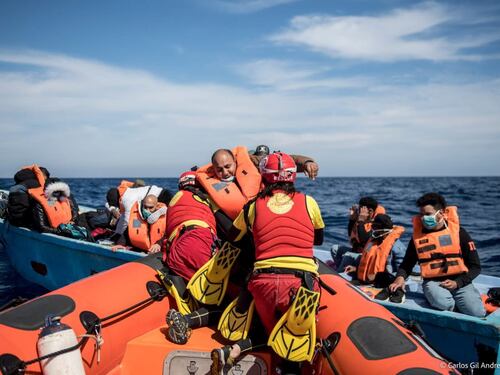 Un altro barcone di migranti soccorso da Open Arms: a bordo 15 bambini e 7 donne