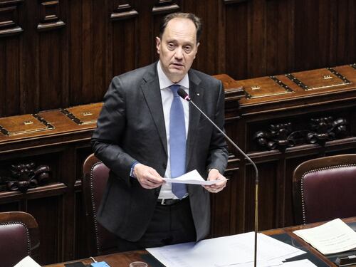 Il governo serra i ranghi: ora Ciriani chiede le presenze settimanali