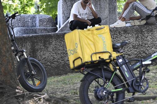 Glovo, Gip convalida il commissariamento: "Regolarizzi 40mila rider'