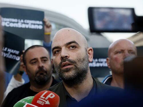 Saviano "graziato" per gli insulti a Meloni: dovrà pagare mille euro