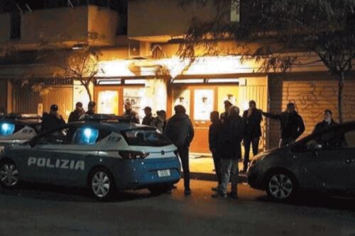 Ostia, sparatoria nella notte. Due gambizzati all'uscita dalla pizzeria