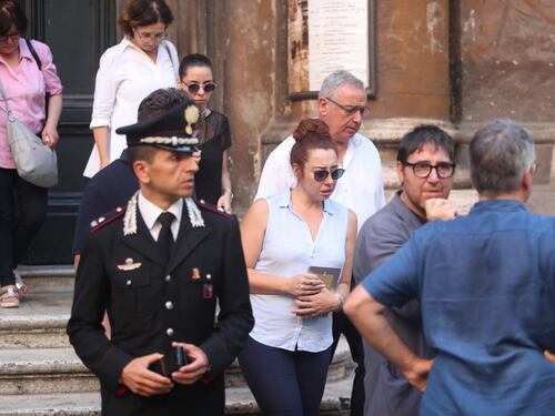 Il dolore di Rosa Maria, alla messa con la foto delle nozze