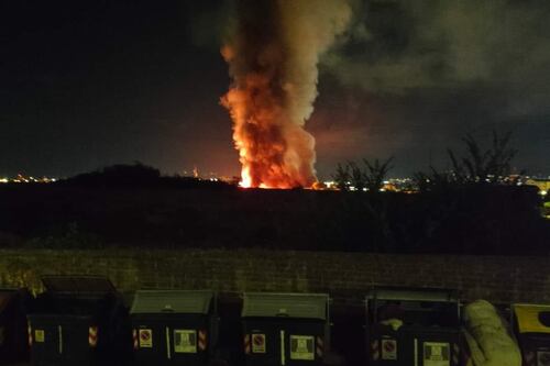 San Basilio, inferno di fuoco e colonna di fumo nero nel cielo di Roma