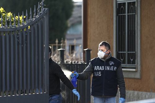 Lavoravano in case per anziani e Rsa senza essere vaccinati. Blitz dei Nas in tutta Italia