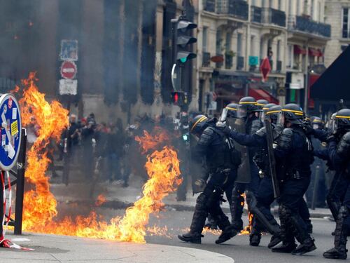 Primo Maggio tra molotov e scontri: alta tensione a Parigi