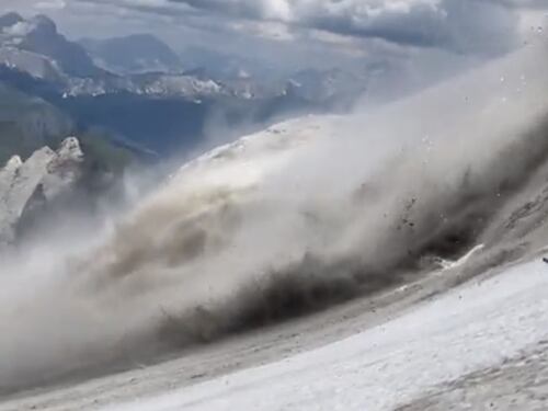 Marmolada, valanga di ghiaccio travolge gli escursionisti: 6 morti. I video choc: "Si è staccato un pezzo di ghiacciaio"